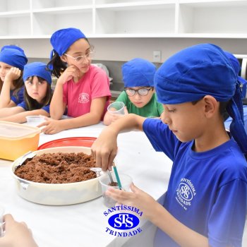 Celebração dos 112 anos do Santíssima: estudantes do 3ºano fazem bolo de pote no Espaço Gourmet