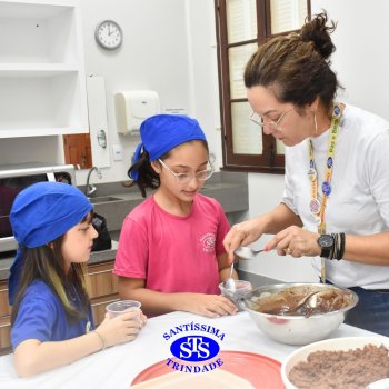 Celebração dos 112 anos do Santíssima: estudantes do 3ºano fazem bolo de pote no Espaço Gourmet