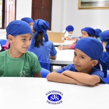 Celebração dos 112 anos do Santíssima: estudantes do 3ºano fazem bolo de pote no Espaço Gourmet