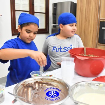 Celebração dos 112 anos do Santíssima: estudantes do 3ºano fazem bolo de pote no Espaço Gourmet