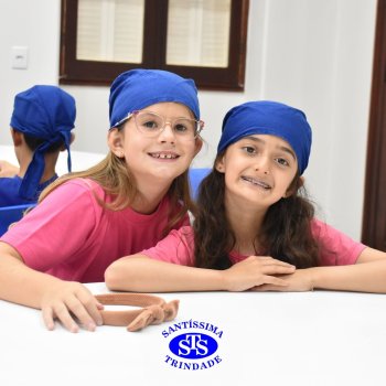 Celebração dos 112 anos do Santíssima: estudantes do 3ºano fazem bolo de pote no Espaço Gourmet