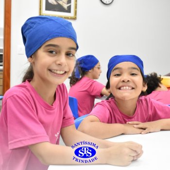 Celebração dos 112 anos do Santíssima: estudantes do 3ºano fazem bolo de pote no Espaço Gourmet