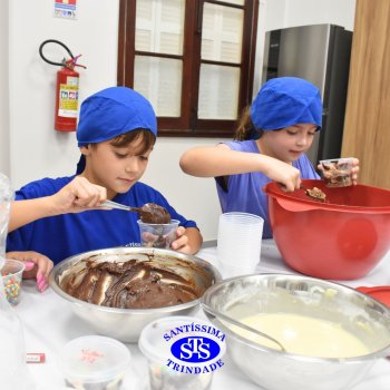 Celebração dos 112 anos do Santíssima: estudantes do 3ºano fazem bolo de pote no Espaço Gourmet