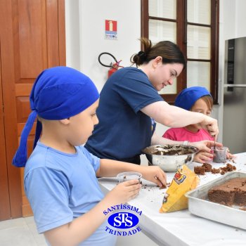 Celebração dos 112 anos do Santíssima: estudantes do 3ºano fazem bolo de pote no Espaço Gourmet