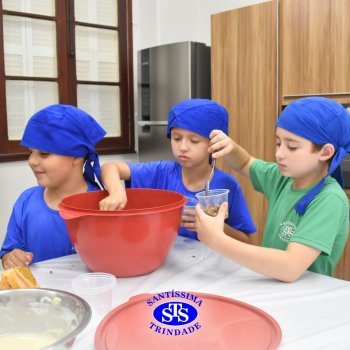Celebração dos 112 anos do Santíssima: estudantes do 3ºano fazem bolo de pote no Espaço Gourmet