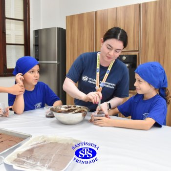 Celebração dos 112 anos do Santíssima: estudantes do 3ºano fazem bolo de pote no Espaço Gourmet