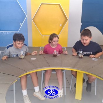 Celebração dos 112 anos do Santíssima: estudantes do 3ºano fazem bolo de pote no Espaço Gourmet