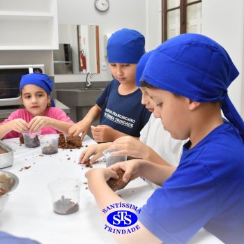 Celebração dos 112 anos do Santíssima: estudantes do 3ºano fazem bolo de pote no Espaço Gourmet