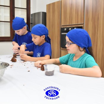 Celebração dos 112 anos do Santíssima: estudantes do 3ºano fazem bolo de pote no Espaço Gourmet
