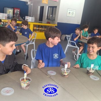 Celebração dos 112 anos do Santíssima: estudantes do 3ºano fazem bolo de pote no Espaço Gourmet