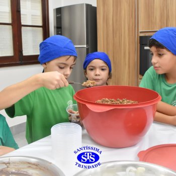 Celebração dos 112 anos do Santíssima: estudantes do 3ºano fazem bolo de pote no Espaço Gourmet