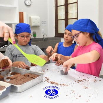 Celebração dos 112 anos do Santíssima: estudantes do 3ºano fazem bolo de pote no Espaço Gourmet