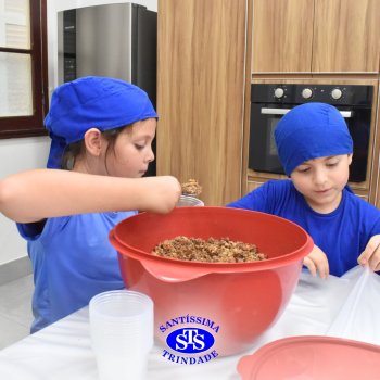 Celebração dos 112 anos do Santíssima: estudantes do 3ºano fazem bolo de pote no Espaço Gourmet