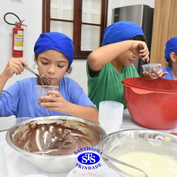 Celebração dos 112 anos do Santíssima: estudantes do 3ºano fazem bolo de pote no Espaço Gourmet