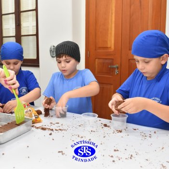 Celebração dos 112 anos do Santíssima: estudantes do 3ºano fazem bolo de pote no Espaço Gourmet
