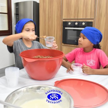 Celebração dos 112 anos do Santíssima: estudantes do 3ºano fazem bolo de pote no Espaço Gourmet