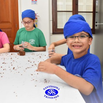 Celebração dos 112 anos do Santíssima: estudantes do 3ºano fazem bolo de pote no Espaço Gourmet