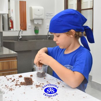 Celebração dos 112 anos do Santíssima: estudantes do 3ºano fazem bolo de pote no Espaço Gourmet