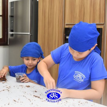 Celebração dos 112 anos do Santíssima: estudantes do 3ºano fazem bolo de pote no Espaço Gourmet