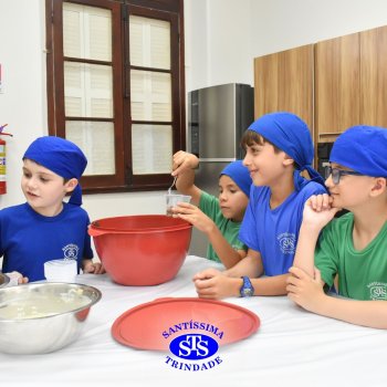 Celebração dos 112 anos do Santíssima: estudantes do 3ºano fazem bolo de pote no Espaço Gourmet