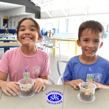 Celebração dos 112 anos do Santíssima: estudantes do 3ºano fazem bolo de pote no Espaço Gourmet