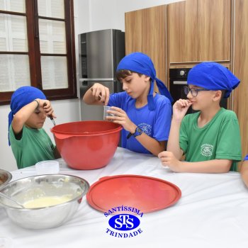 Celebração dos 112 anos do Santíssima: estudantes do 3ºano fazem bolo de pote no Espaço Gourmet