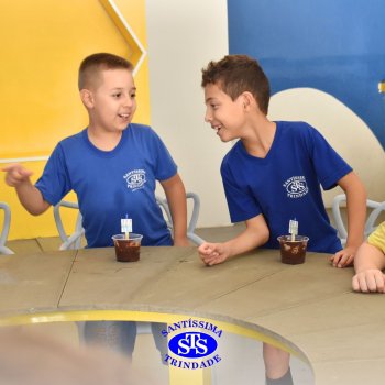 Celebração dos 112 anos do Santíssima: estudantes do 3ºano fazem bolo de pote no Espaço Gourmet