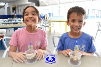 Celebração dos 112 anos do Santíssima: estudantes do 3ºano fazem bolo de pote no Espaço Gourmet