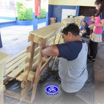 Projeto Líder Voluntário: alunos realizam pintura de bancos para doação 