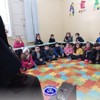 Alunos do Infantil 5 receberam visita especial