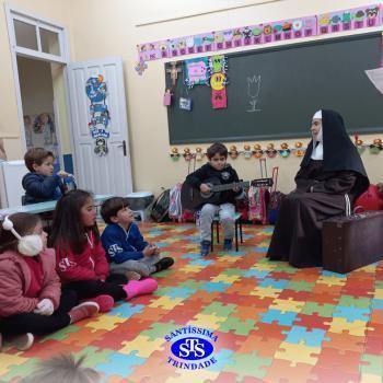 Alunos do Infantil 5 receberam visita especial