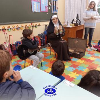 Alunos do Infantil 5 receberam visita especial