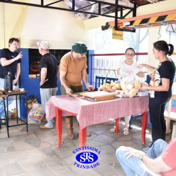 Infantil 3 e 4 celebram o Dia do Gaúcho com churrasco feito pelas famílias