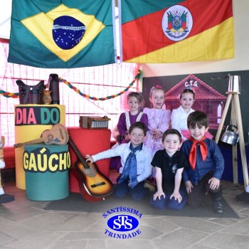 Infantil 3 e 4 celebram o Dia do Gaúcho com churrasco feito pelas famílias