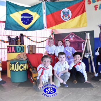 Infantil 3 e 4 celebram o Dia do Gaúcho com churrasco feito pelas famílias