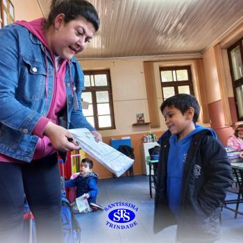 Educação Bilíngue: alunos recebem portfólios com atividades realizadas 