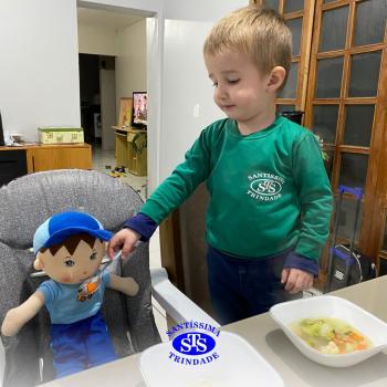 Mascote das turmas visita as casas das crianças 