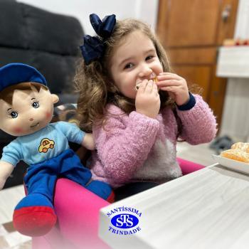 Mascote das turmas visita as casas das crianças 