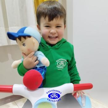 Mascote das turmas visita as casas das crianças 