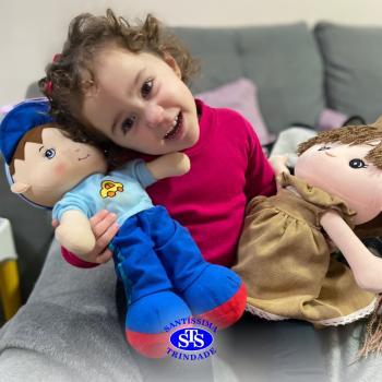 Mascote das turmas visita as casas das crianças 