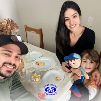 Mascote das turmas visita as casas das crianças 