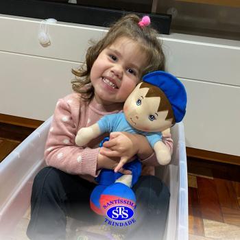 Mascote das turmas visita as casas das crianças 