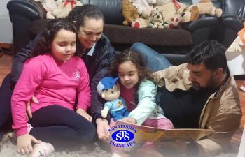 Mascote das turmas visita as casas das crianças 
