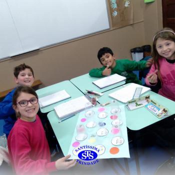 Alunos aprendem multiplicação através de dinâmica em grupo | 2º ano