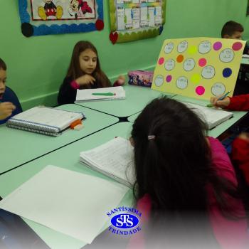 Alunos aprendem multiplicação através de dinâmica em grupo | 2º ano