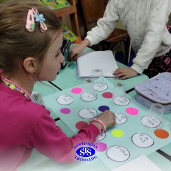 Alunos aprendem multiplicação através de dinâmica em grupo | 2º ano
