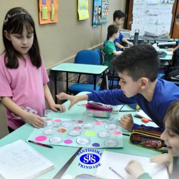 Alunos aprendem multiplicação através de dinâmica em grupo | 2º ano