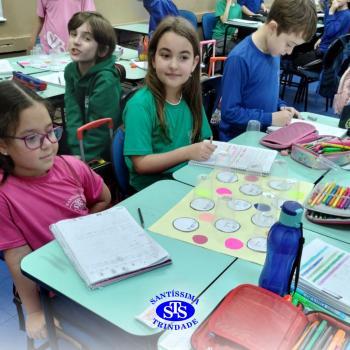 Alunos aprendem multiplicação através de dinâmica em grupo | 2º ano