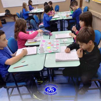 Alunos aprendem multiplicação através de dinâmica em grupo | 2º ano