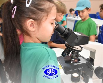 Alunos exploram as plantas no Laboratório de Ciências